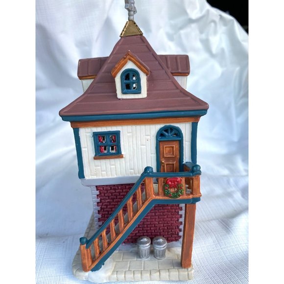 Lemax Kensington Depot Pre-owned With Box Light House Handpeinted - Picture 4 of 10